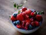 草莓蓝莓水果拼盘桌面壁纸
