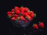 新鲜可口草莓高清桌面壁纸