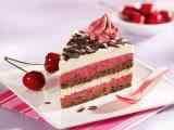 樱桃点缀的草莓巧克力蛋糕壁纸