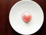 盘中的爱心糖果高清桌面壁纸