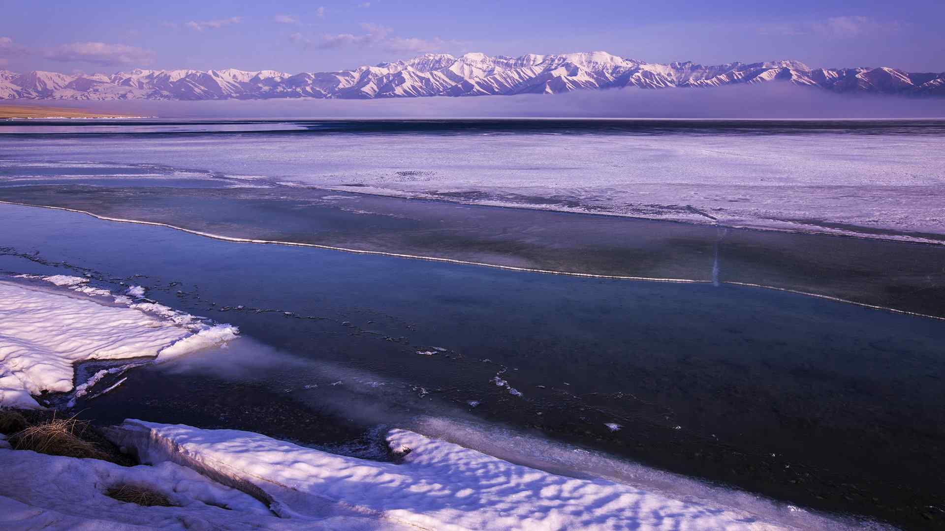 新疆赛里木湖冬季自然风景图片桌面壁纸