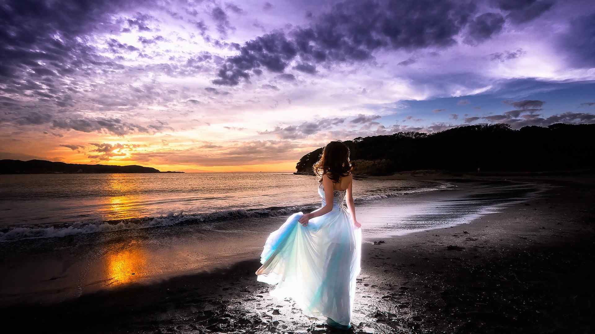 海滩上的女孩唯美夕阳风景壁纸下载