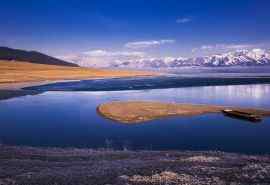 新疆赛里木湖冬季自然风景图片桌面壁纸
