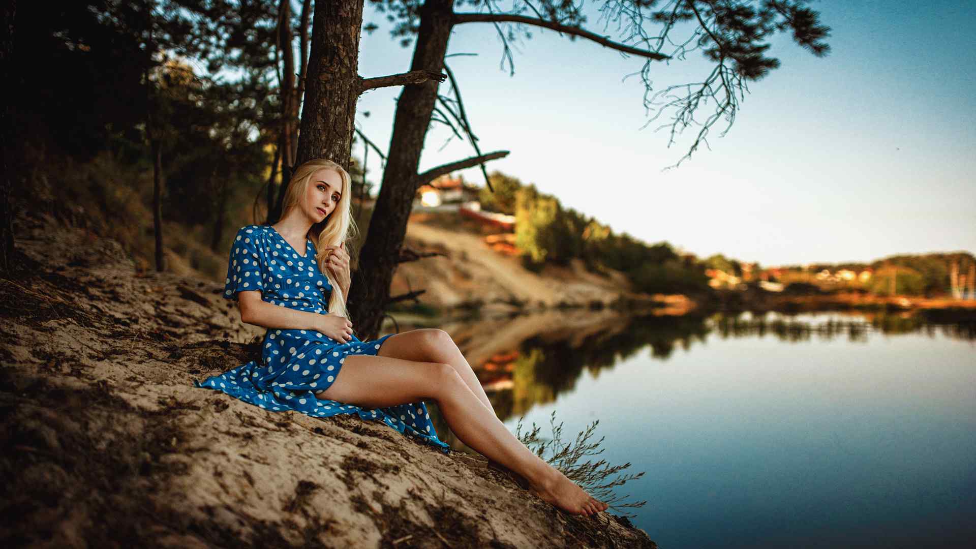 欧美美女蓝色波点裙子湖边美女风景电脑壁纸