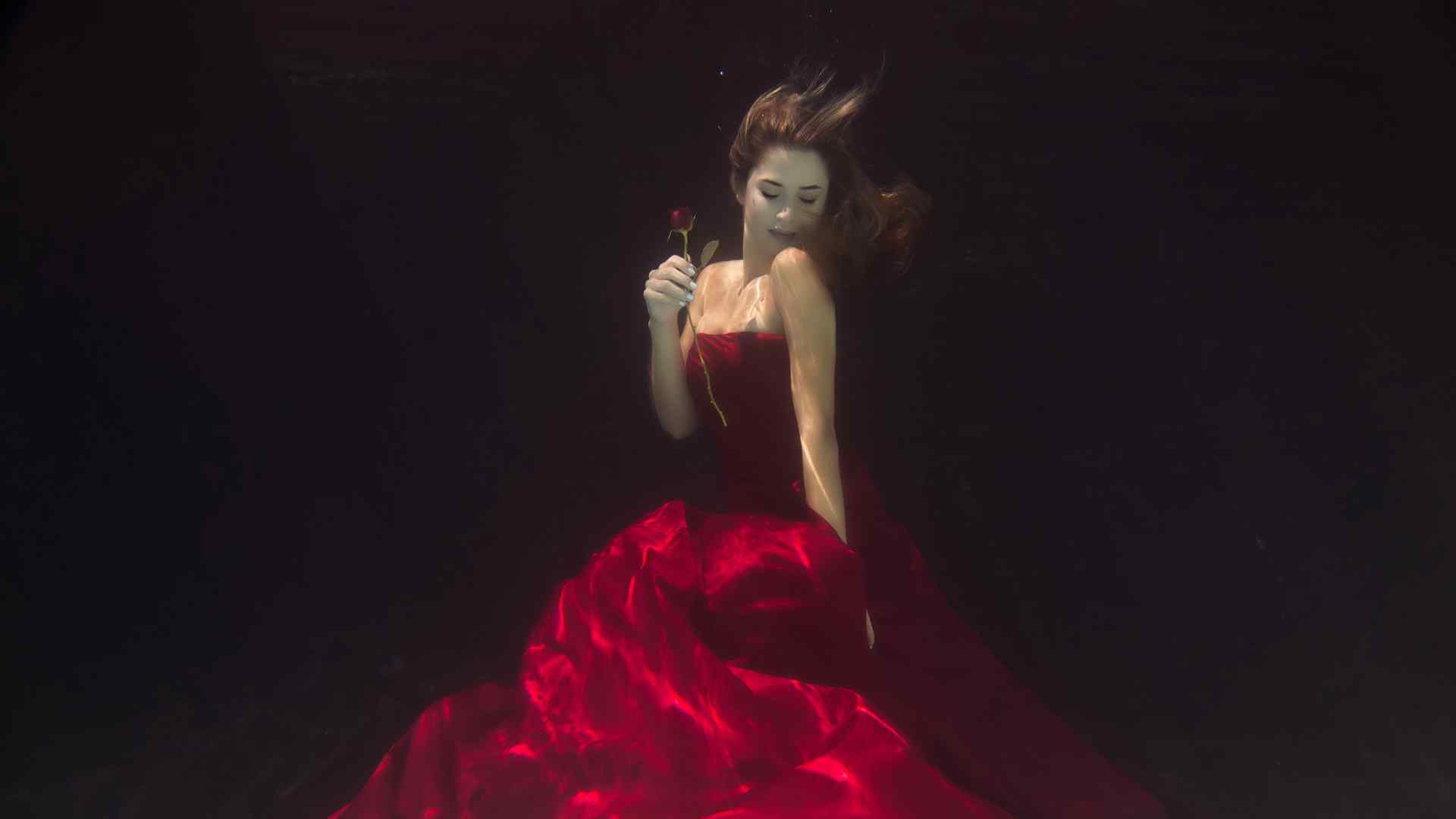 水下的女孩美女红色裙子唯美意境桌面壁纸