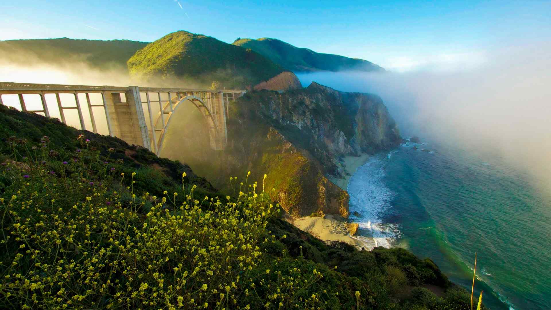 浓雾下的美国加州桥梁悬崖风景桌面壁纸