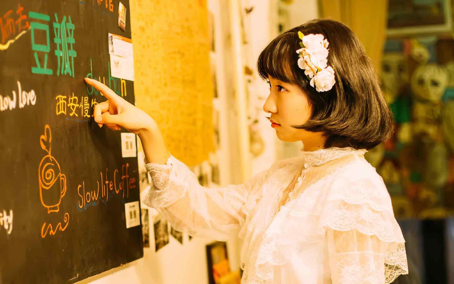 短发少女甜美日系风格写真高清电脑壁纸