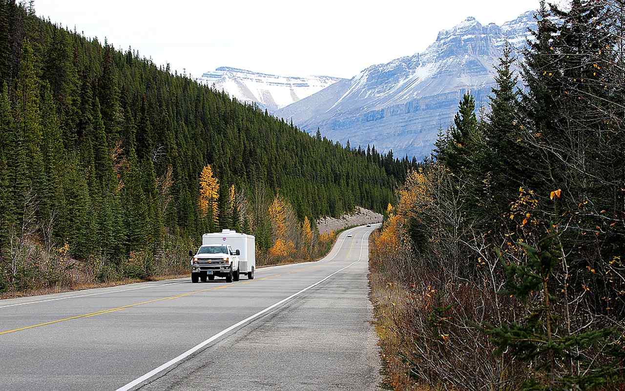 美丽的加拿大秋季公路风景图片桌面壁纸