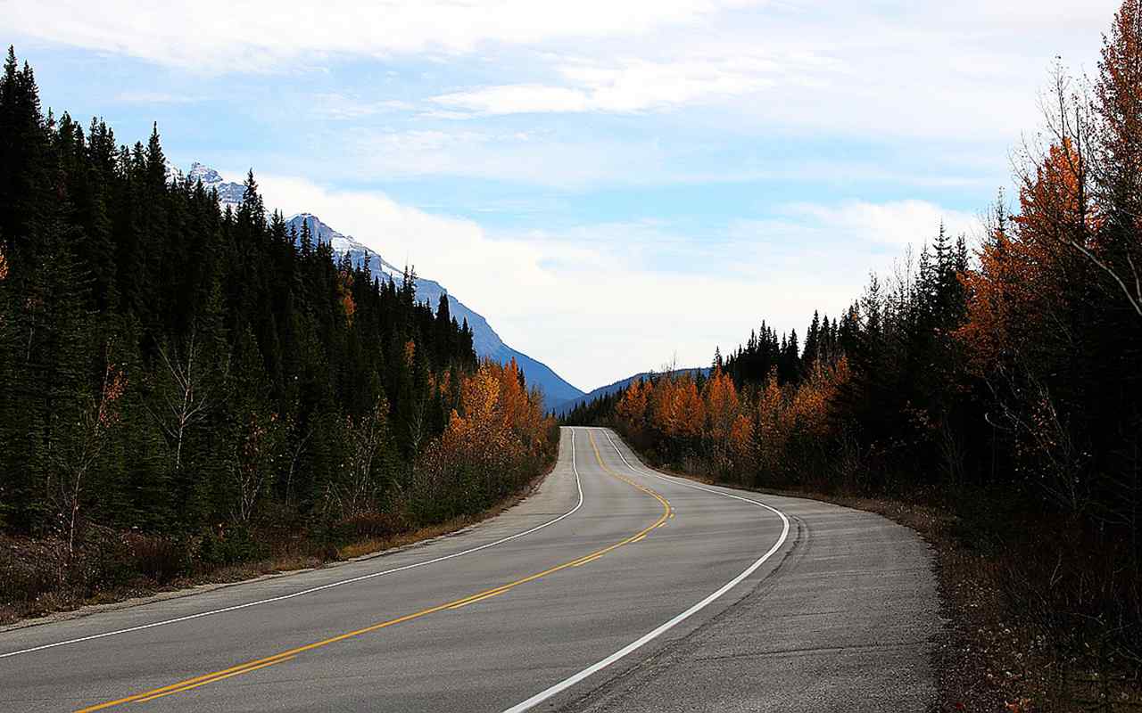 美丽的加拿大秋季公路风景图片桌面壁纸
