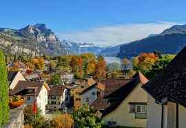 秋天的瑞士山下的房子风景高清桌面壁纸