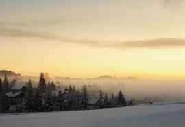 冬天晨雾中的日出雪景桌面壁纸