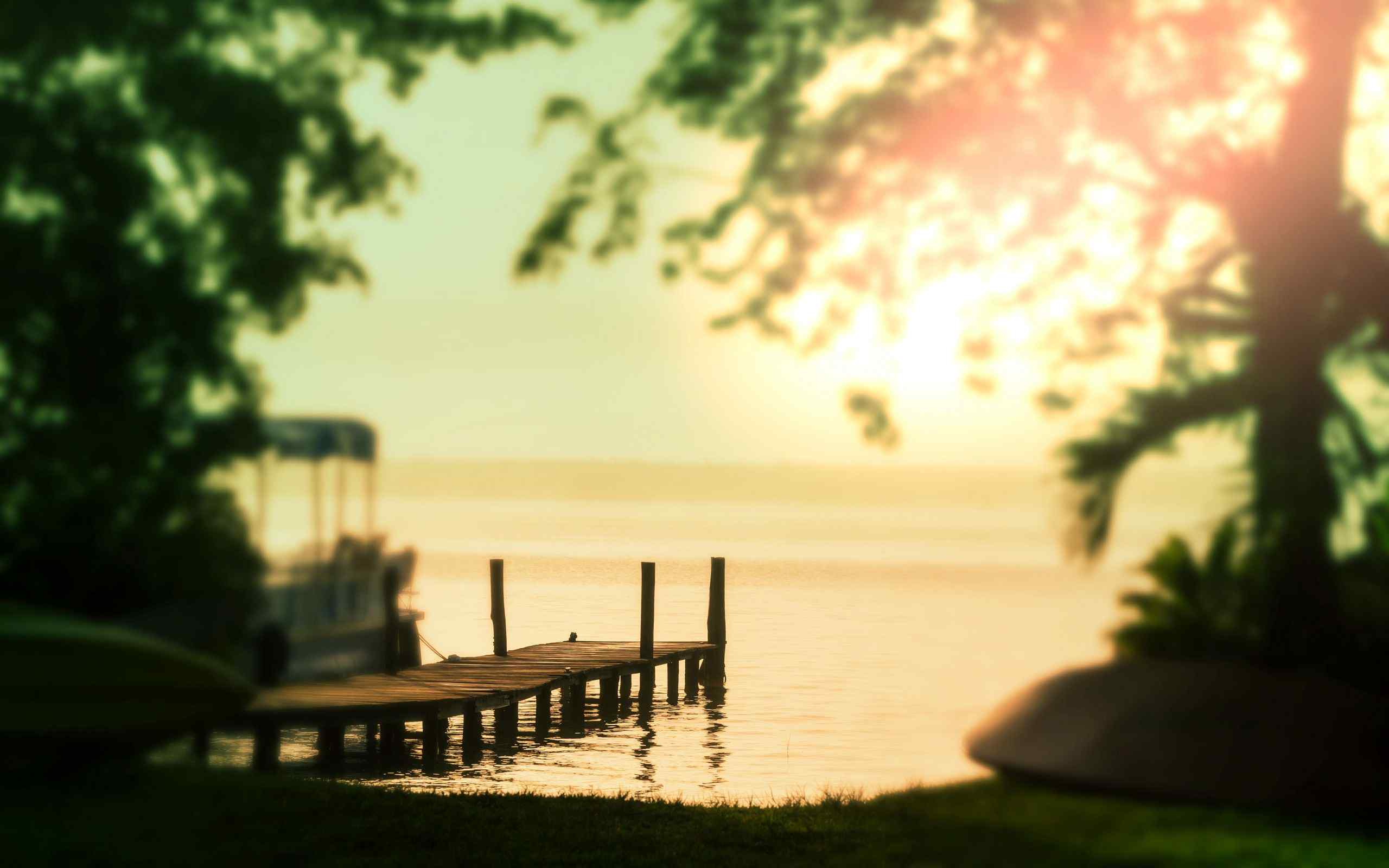 唯美暖色调湖面日出风景图片