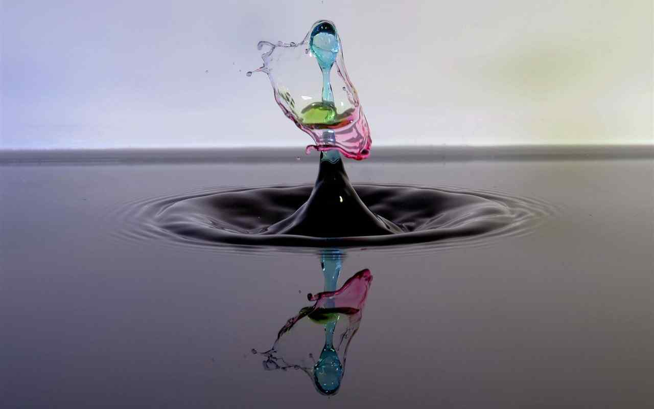 创意彩色水滴倒影图片桌面壁纸