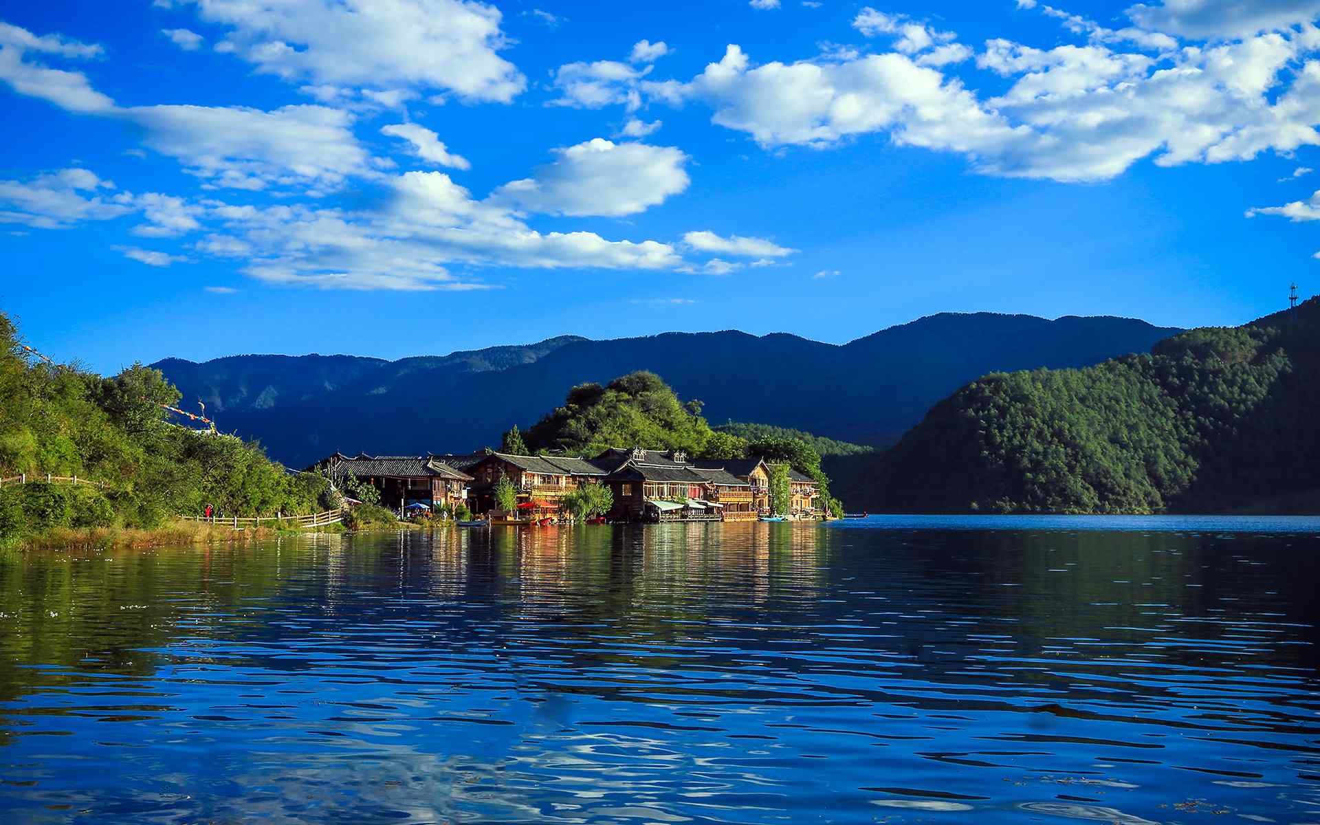 唯美的泸沽湖美景高清桌面壁纸
