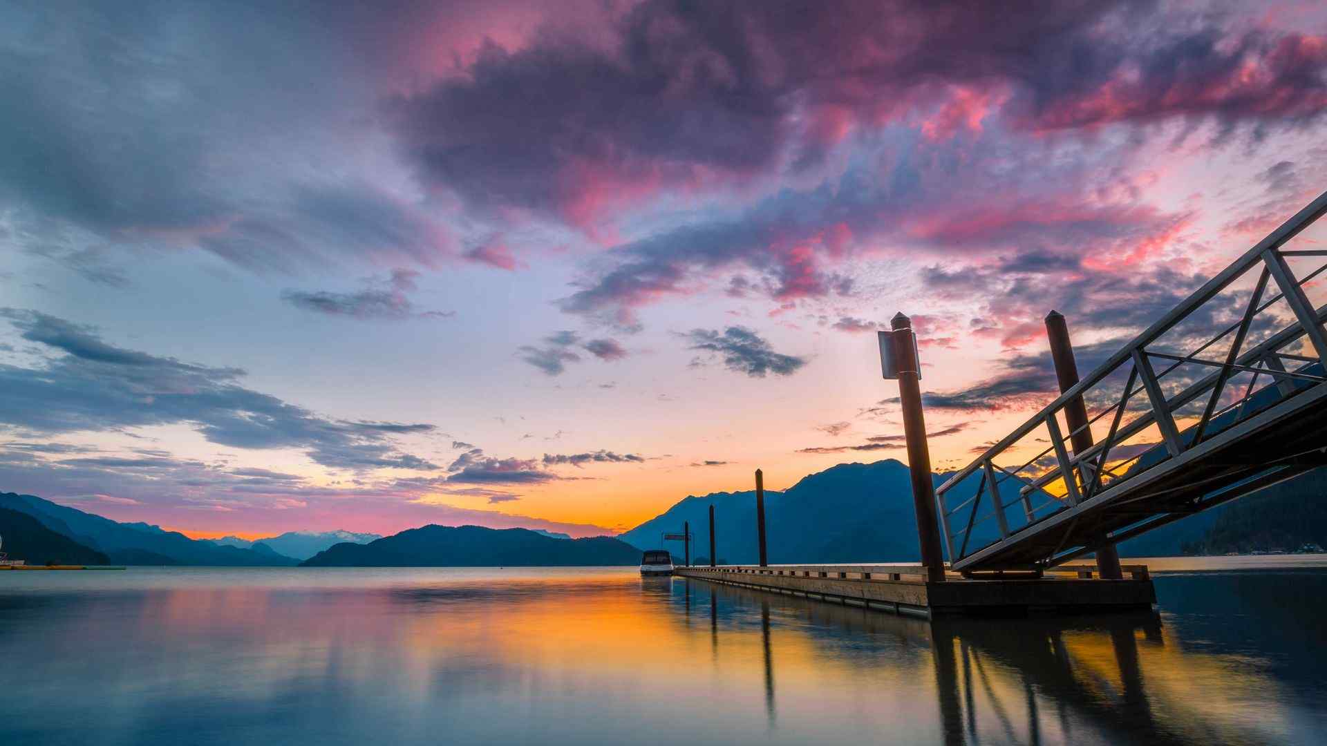 唯美的加拿大温哥华哈里森湖高清风景壁纸