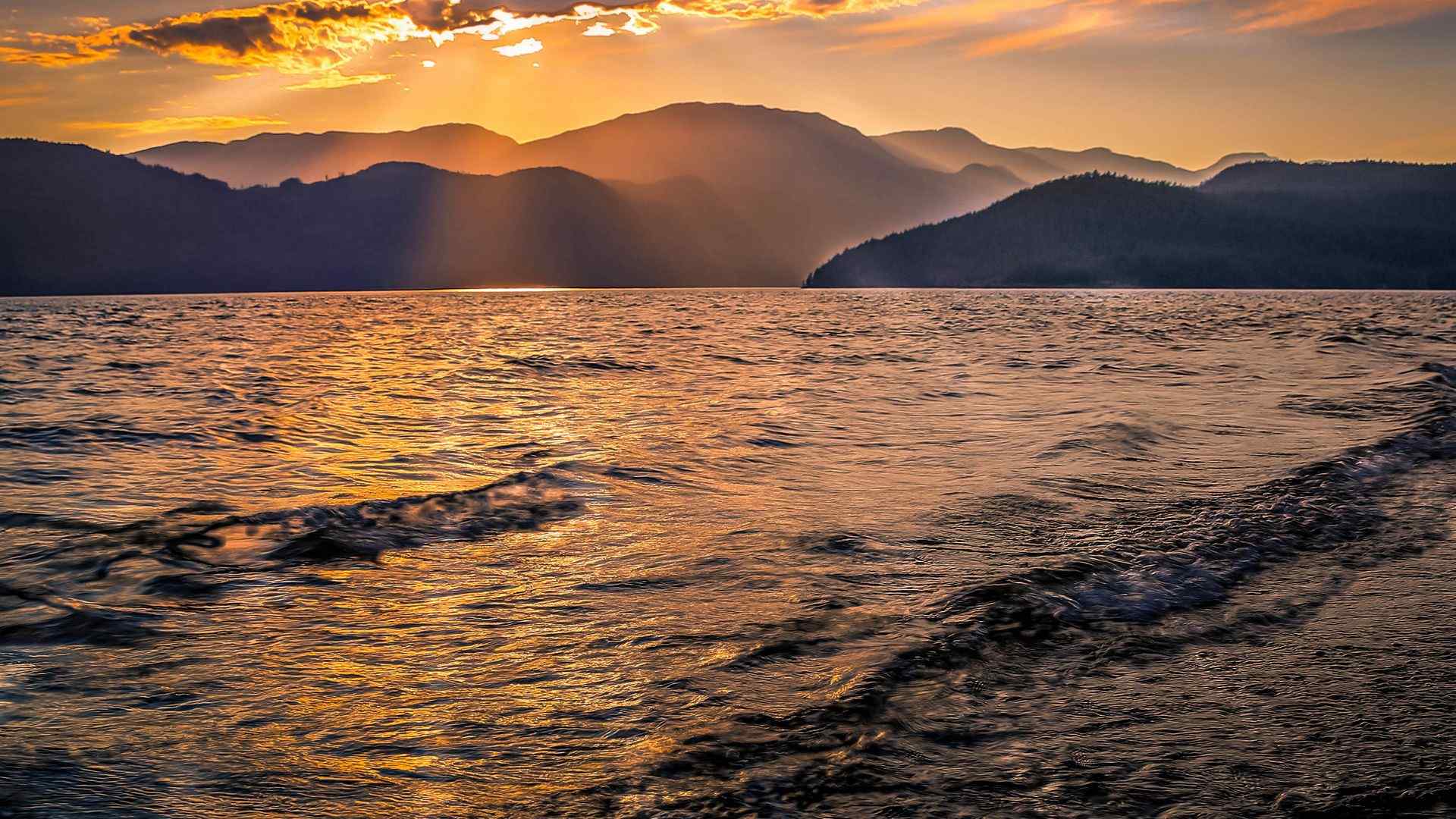唯美的加拿大温哥华哈里森湖高清风景壁纸