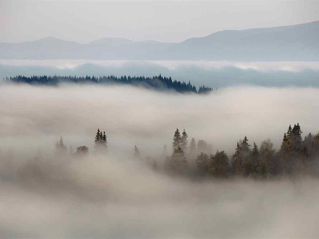 唯美的山间云雾风景图片高清壁纸
