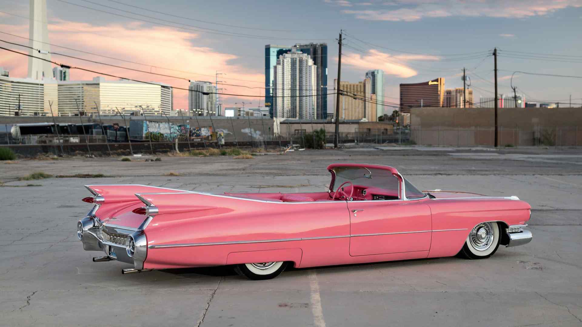 个性时尚复古凯迪拉克粉色跑车桌面壁纸