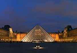 唯美的法国巴黎卢浮宫风景图片