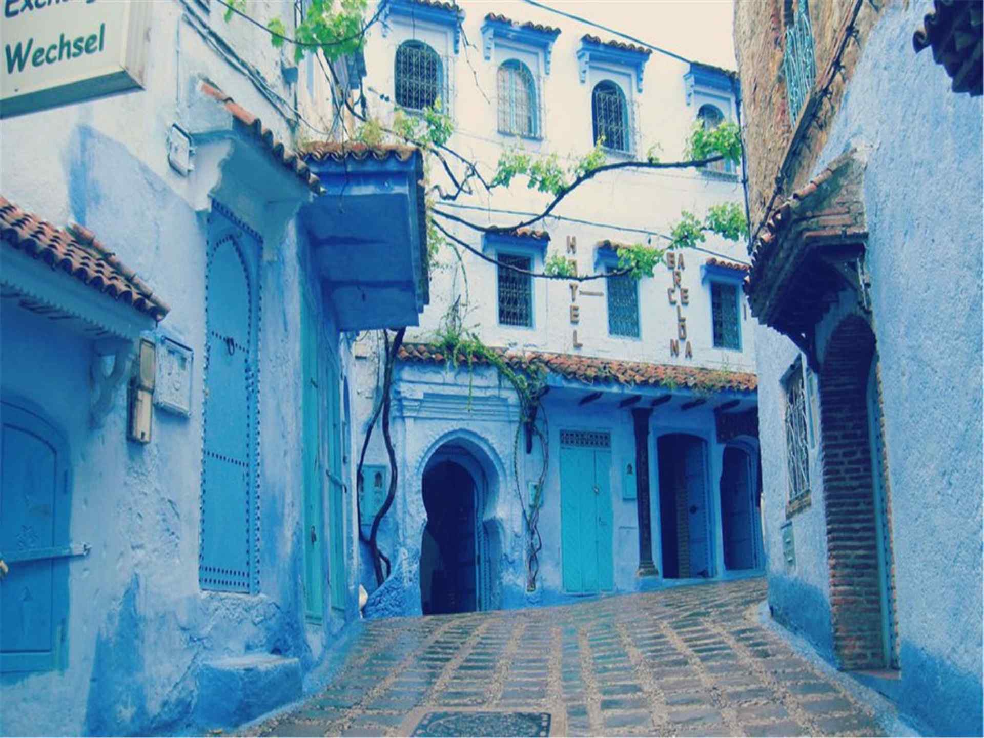 幽静的蓝色小镇唯美风景壁纸