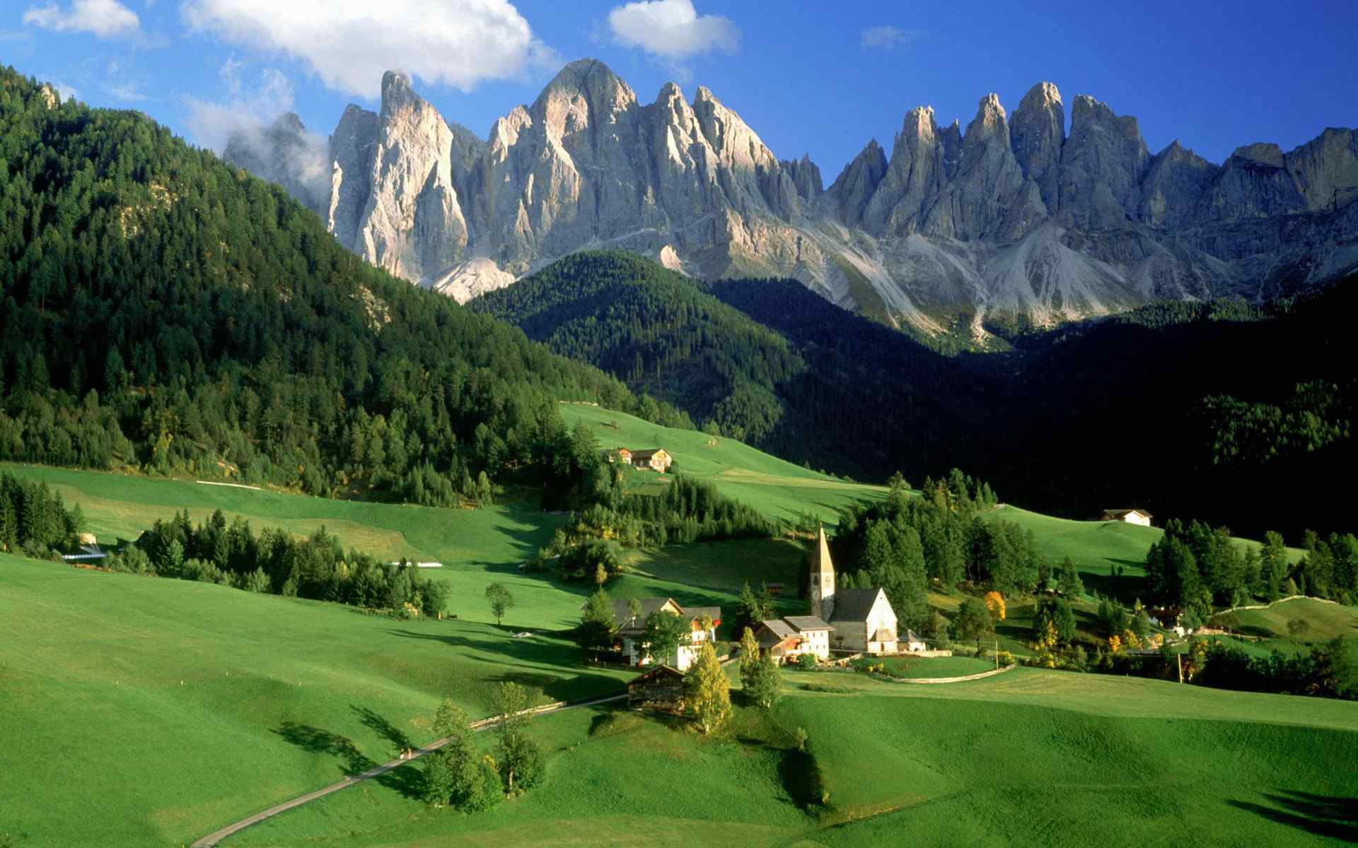 绿色田园欧洲城堡美丽风景壁纸