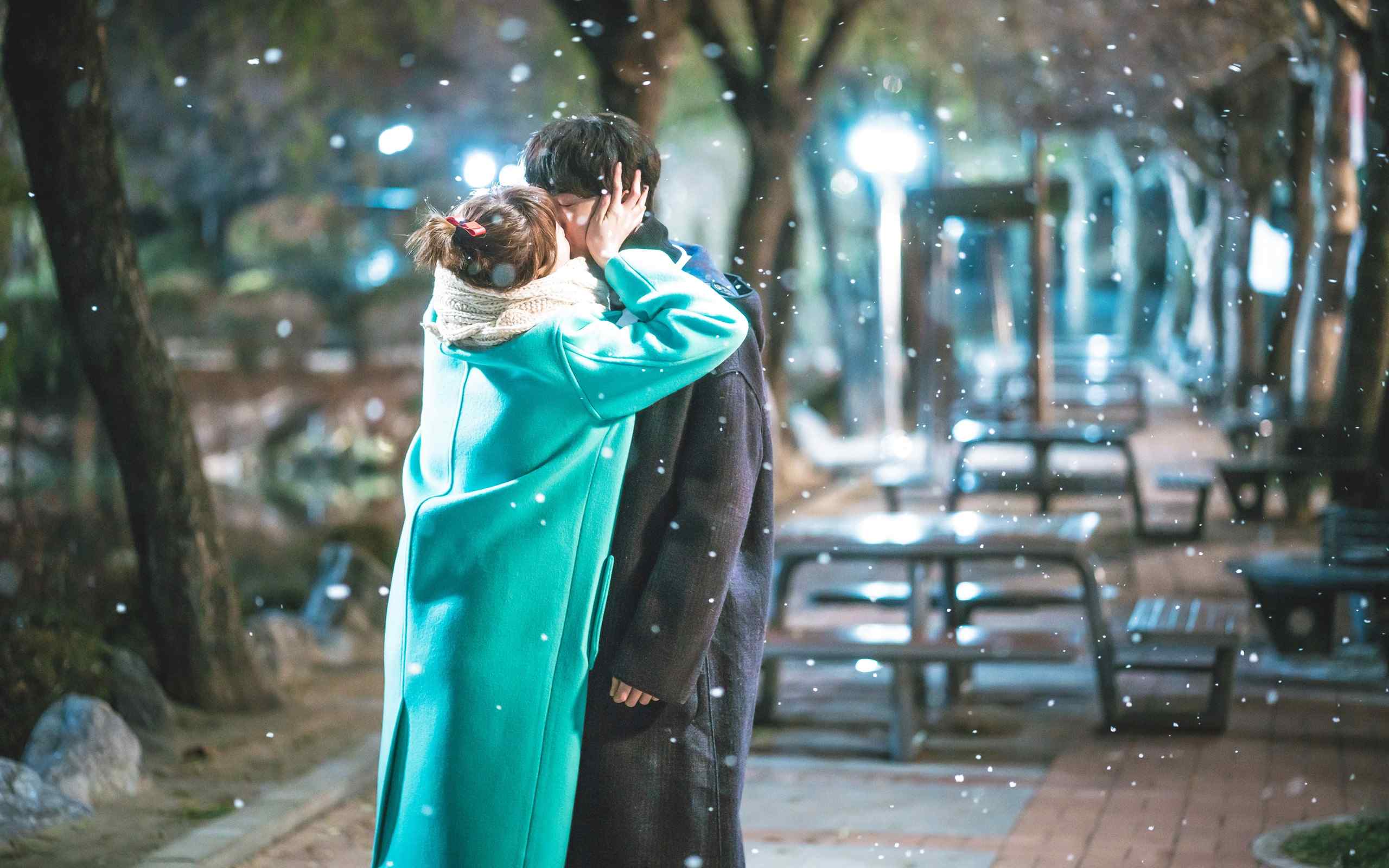 《举重妖精金福珠》浪漫雪中亲吻剧照图片