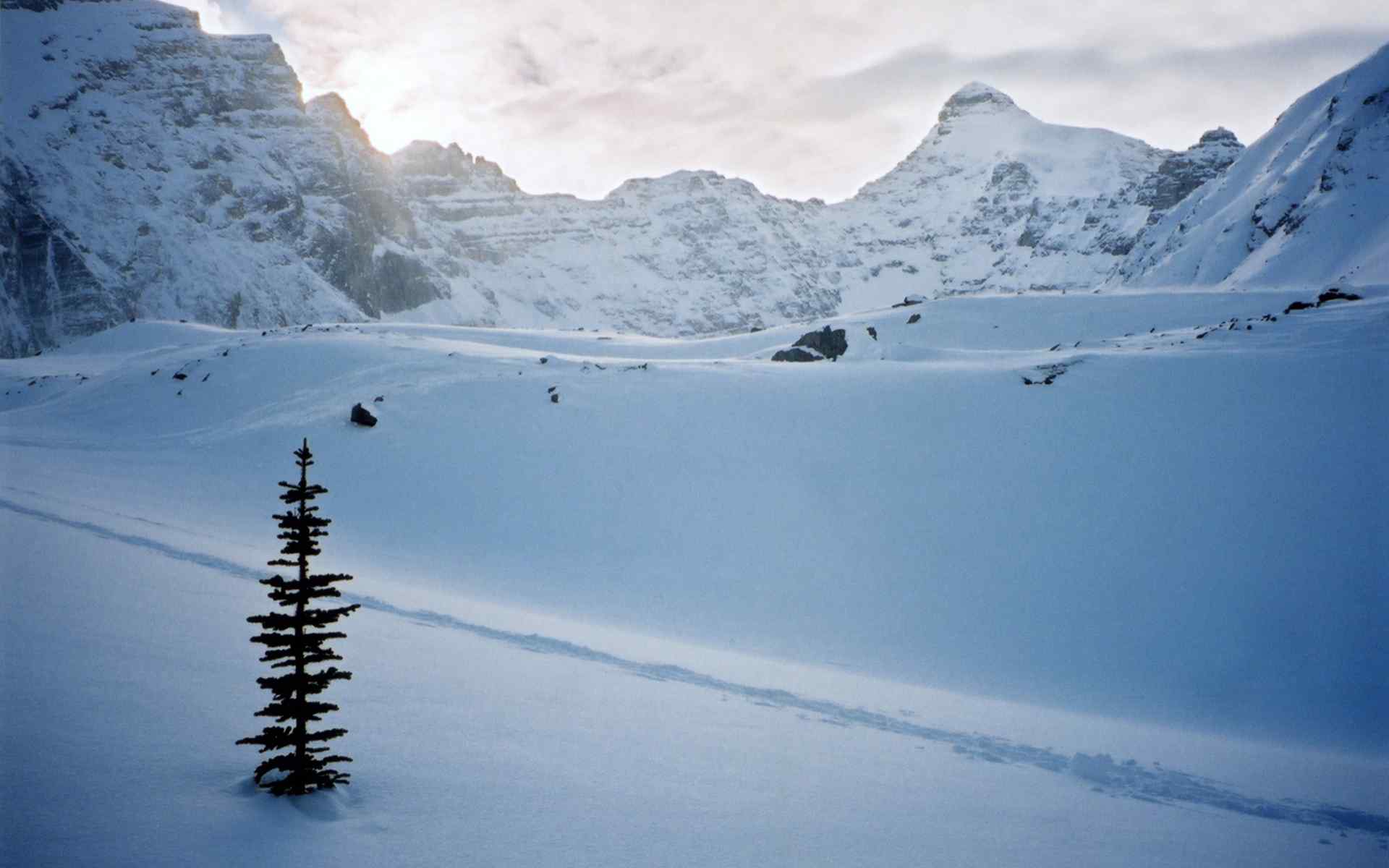 冬季唯美雪山景色高清图片桌面壁纸