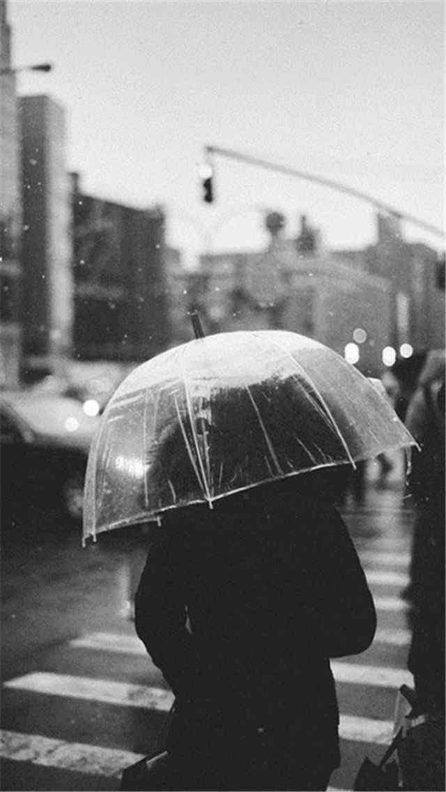 女生淋雨伤感图片黑白图片