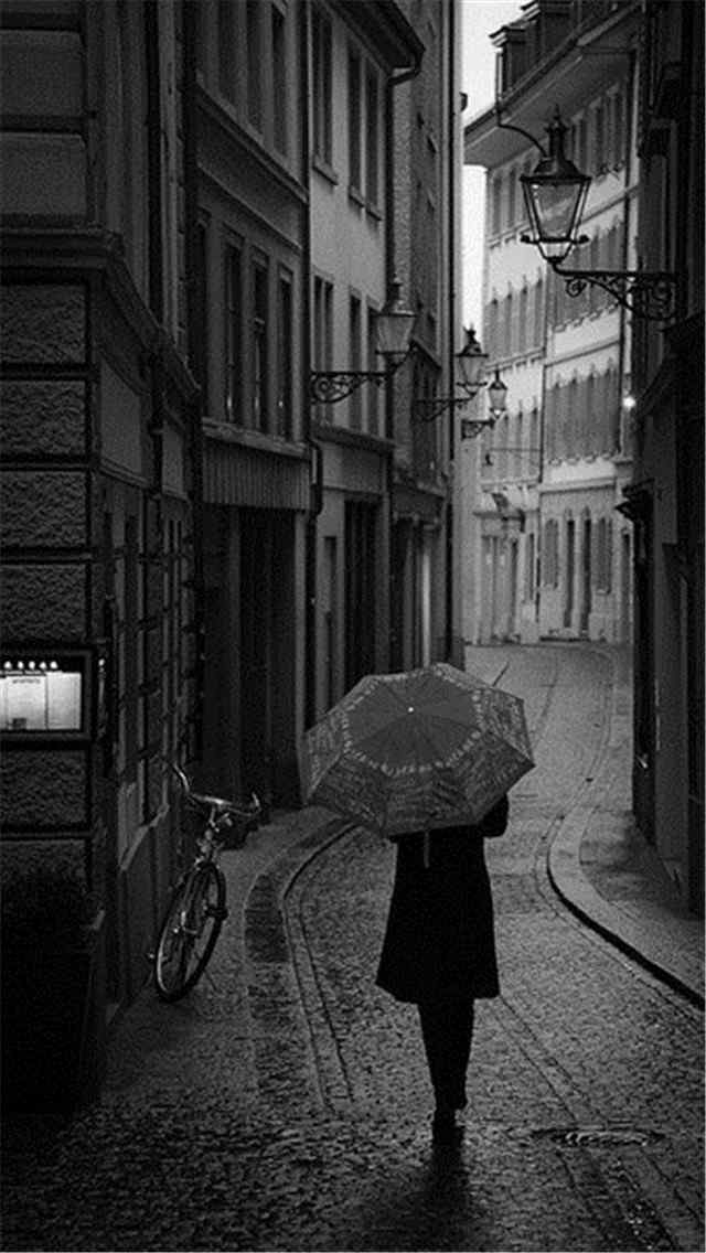 雨中撑伞孤独图片